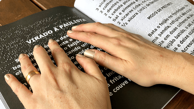 Estudantes utilizando materiais acessíveis